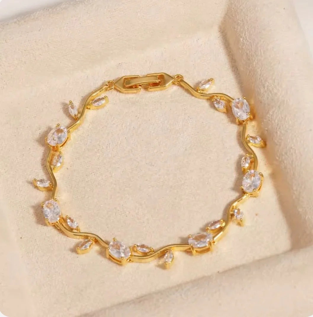 🌷 Viral Tulip Bracelet – A Bloom That Never Fades