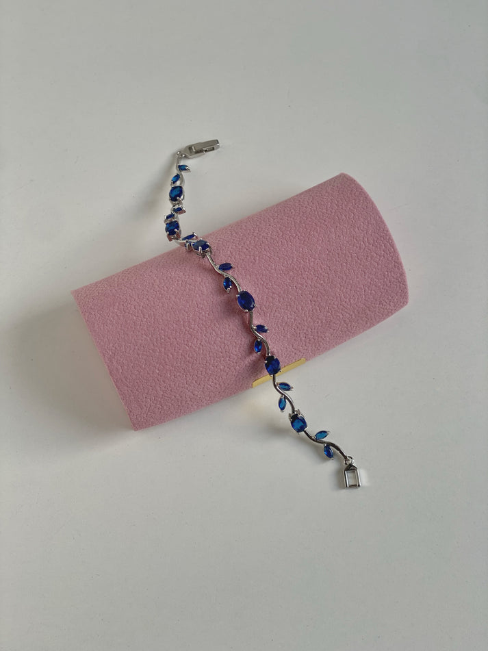 🌷 Viral Tulip Bracelet – A Bloom That Never Fades